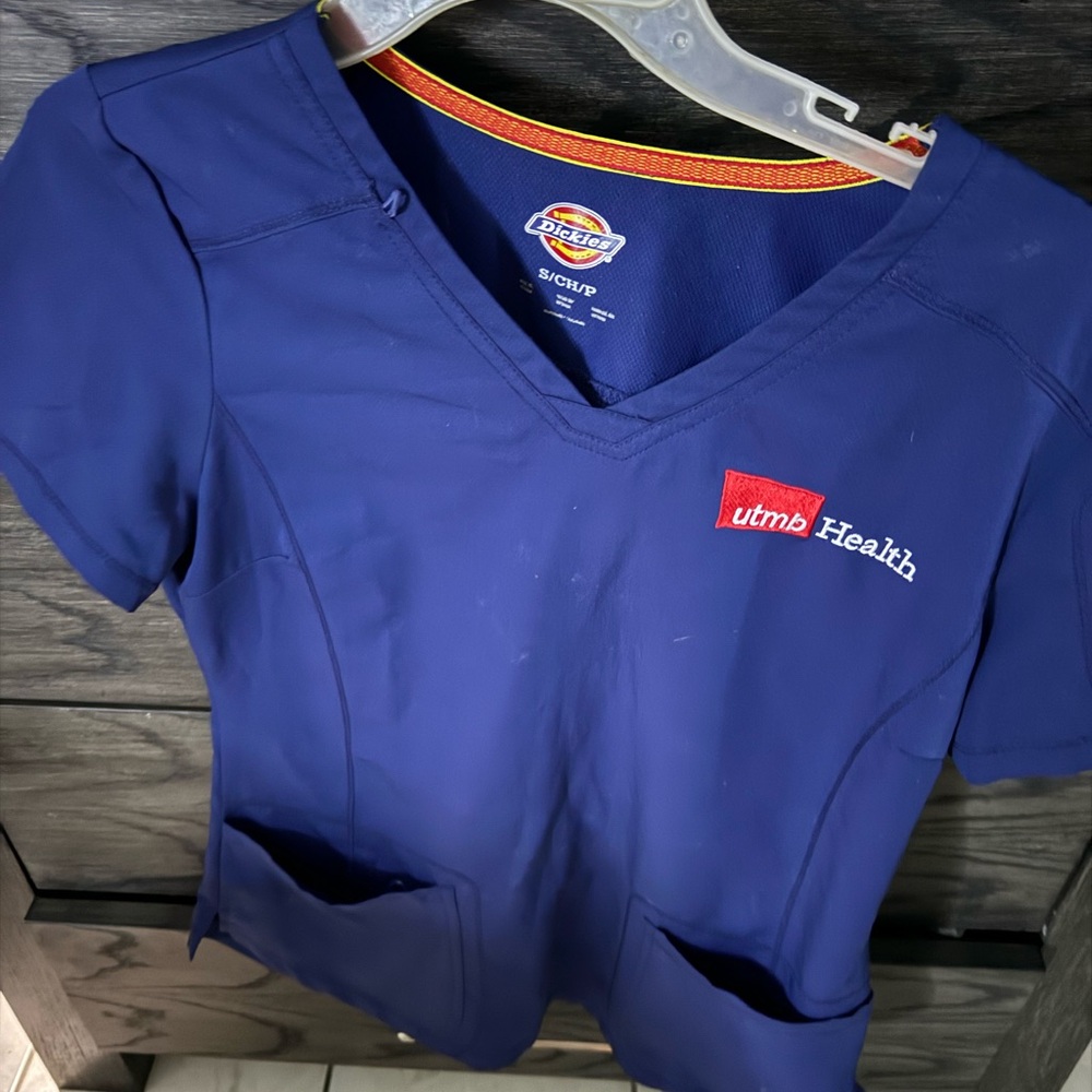 Utmb scrub tops